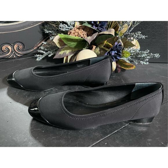 Donald J. Pliner ISAA Microfiber Patent Leather Flats size 6M - Picture 2 of 5